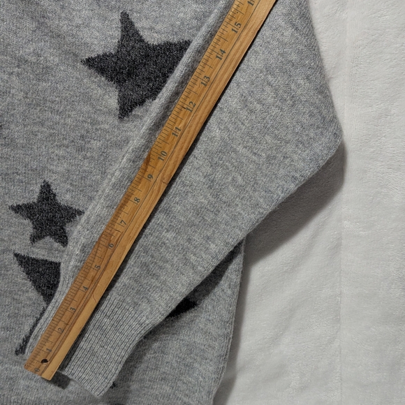 Gray Star Pattern Sweater - Picture 7 of 9